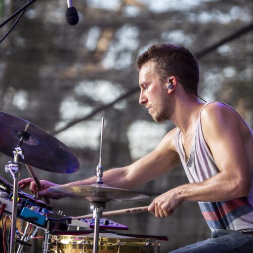 Alexander Yannilos drumming in 2021 by judith Stehlik