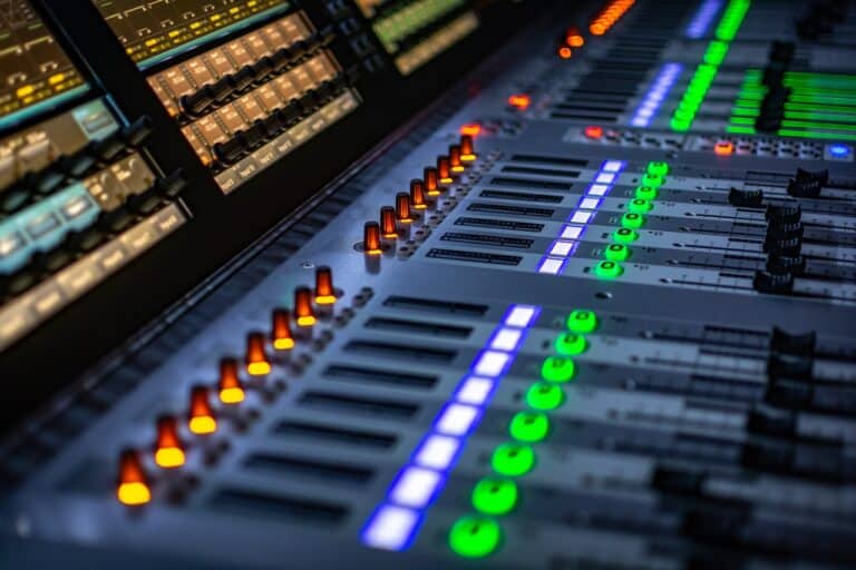 Photo of mixing board (c) pixabay